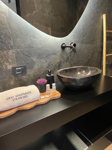 斯特鲁米察Gray Apartments的一个带碗水槽的柜台浴室