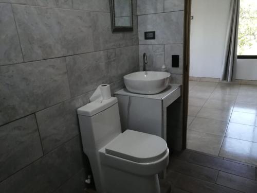 格雷西亚Mirada al Cerro, Apartamento completo的浴室配有白色卫生间和盥洗盆。