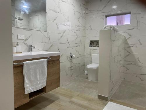 圣安德烈斯Alka's Paradise Guest House and Lodging的白色的浴室设有水槽和卫生间。