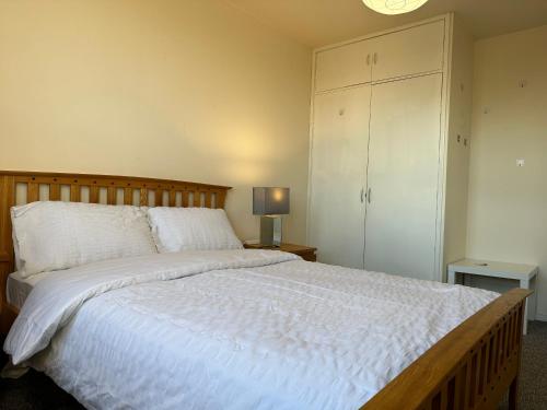 格拉斯哥Amazing Room in Glasgow City的卧室配有一张大白色床和衣柜