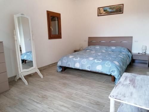 坎普码头Appartamento Scirocco的一间卧室配有一张床和镜子