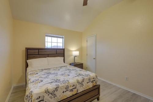 基林Quaint Killeen Vacation Rental Near Shopping!的一间卧室配有床、灯和窗户