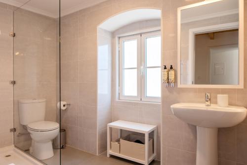 埃尔瓦斯Azinheira Suites Townhouse - Alojamento Turístico的浴室配有卫生间、盥洗盆和淋浴。