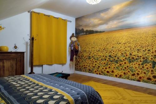 Saint-JustLe gite des galopins的一间卧室,带有向日葵的壁画