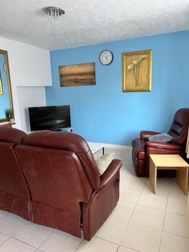 圣海伦斯semi-detach的客厅配有沙发、椅子和电视