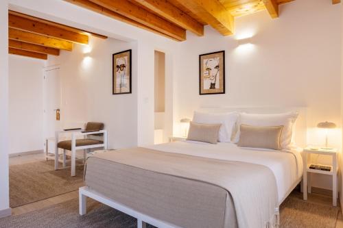 埃尔瓦斯Azinheira Suites Townhouse - Alojamento Turístico的卧室配有一张白色大床和一张书桌