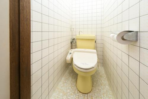 高知8－1 - Vacation STAY 29661v的浴室位于隔间内,设有黄色卫生间