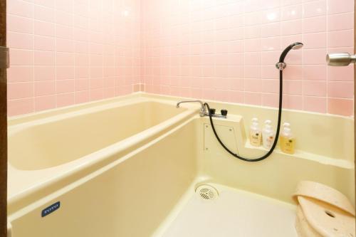 高知8－1 - Vacation STAY 29661v的带浴缸和粉红色瓷砖的浴室