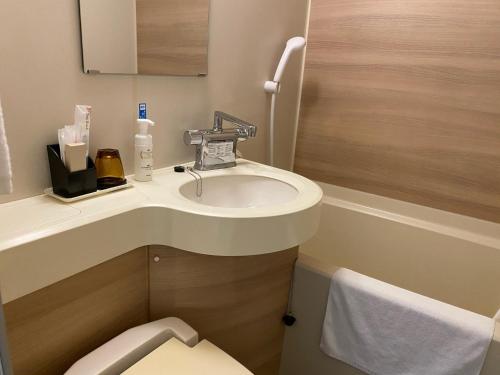 KanonjiHotel Sunny Inn - Vacation STAY 20411v的一间带水槽和卫生间的浴室