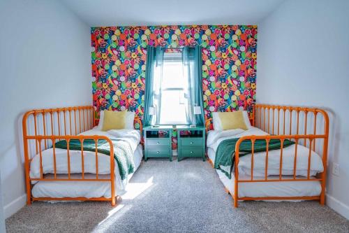 塔拉哈西Citrus Cottage: Comfy - Hwy 10 - Peaceful Retreat的客房设有两张双层床和一扇窗户。