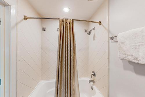 德斯坦Luau 6834的浴室配有淋浴帘和浴缸。