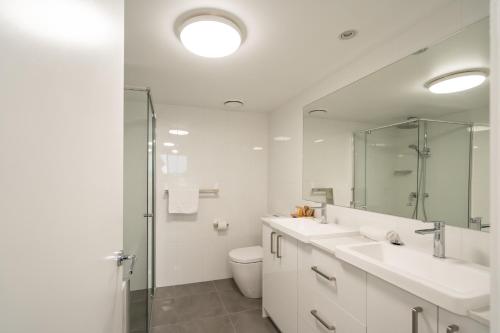 布里斯班Stylish Riverside Retreat - New Farm的浴室配有卫生间、盥洗盆和淋浴。