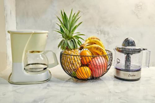 哥西尔fleur de tranquillité的把水果篮放在带搅拌机的柜台上