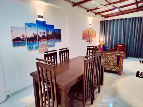 科伦坡Araliya Uyana Residencies Colombo - Entire House with Two Bedrooms的一间带木桌和椅子的用餐室