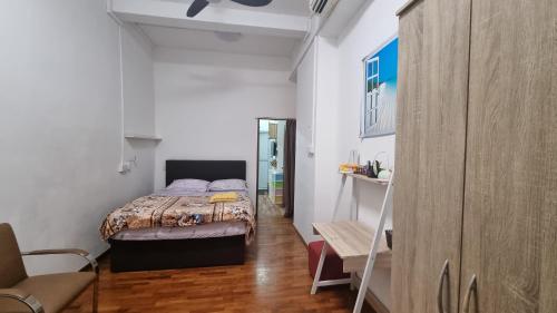 新加坡Spacious Studio at citycentre的一间小卧室,配有一张床和一把椅子