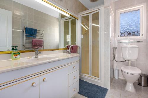 波里鲁阿Retro 4 bedroom home, warm and welcoming, quiet location的白色的浴室设有卫生间和水槽。