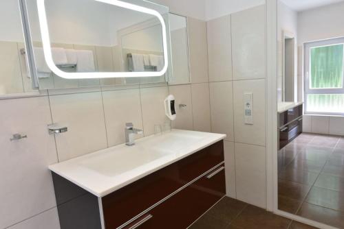 Emstek瓦德舒餐厅酒店的一间带水槽和镜子的浴室