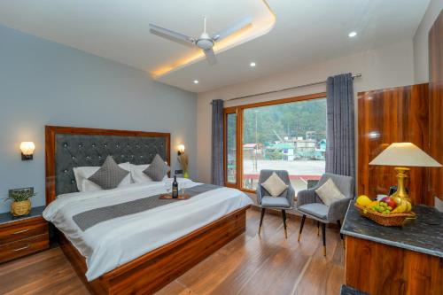 卡索尔Kasol ArtHouse - The Treasure of Himalayas的一间卧室设有一张大床和一个窗户。