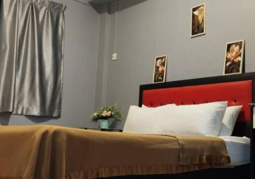 波德申2BR Apartment in Port Dickson Bayu Beach Resort的一间卧室配有一张红色床头板的床