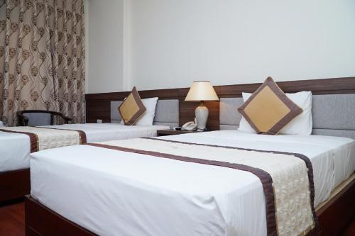 荣市Khách sạn Hữu Nghị的酒店客房内的一张床铺
