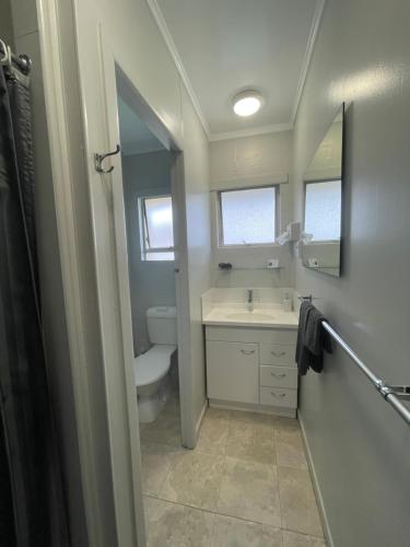 旺阿雷肯辛顿汽车旅馆的一间带水槽和卫生间的浴室