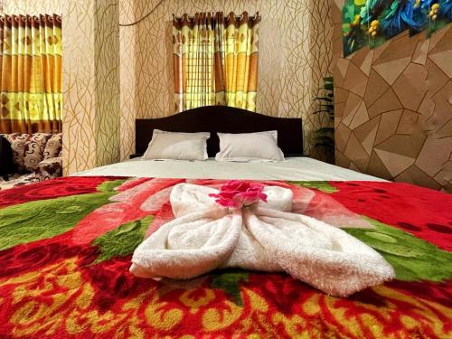 达卡Hotel Green Garden Residential Jatrabari的一间卧室配有带毛巾的床