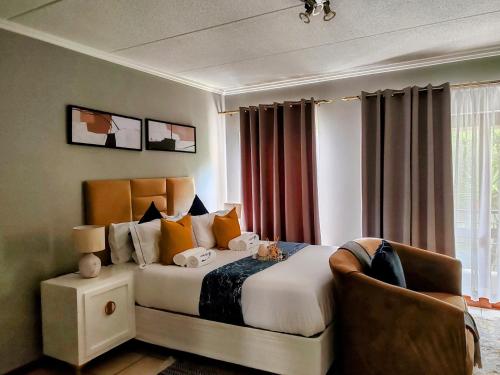 SandtonTevin Nest的配有一张床和一把椅子的酒店客房