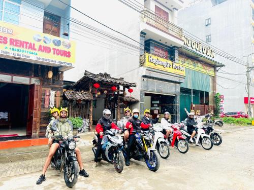 河江HagiangGo Hostel-Motorbikes rental and Tour的一群骑摩托车的人在街上骑着摩托车