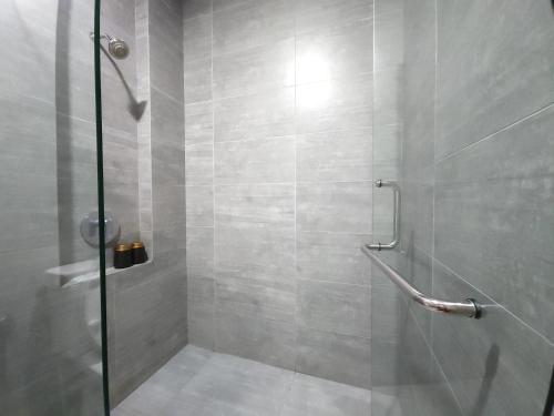古晋Kuching City Centre Smart Home Luxury Resort Condo的带淋浴的浴室和玻璃门