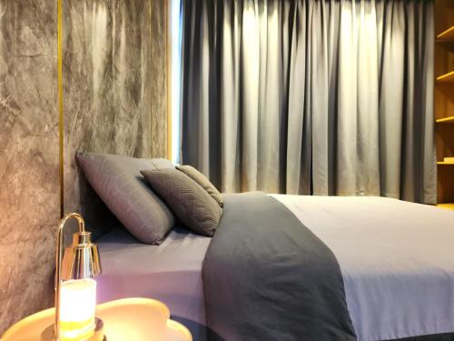 古晋Kuching City Centre Smart Home Luxury Resort Condo的一间卧室配有一张带两个枕头的床