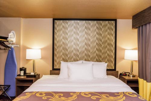 尼亚加拉时尚名品折扣店阿瑞雅汽车旅馆客房内的一张或多张床位