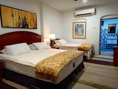 亚娄ARAU HERITAGE INN的一间酒店客房,房间内设有两张床