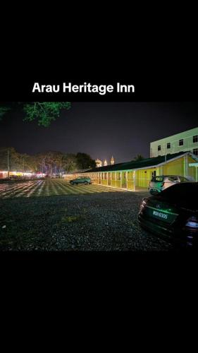 亚娄ARAU HERITAGE INN的晚上在停车场停车