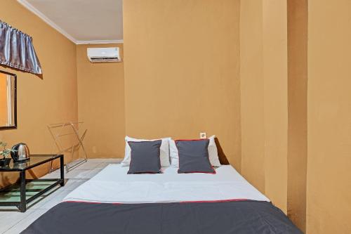 三宝垄Collection O 92864 Mitra Residence的一间卧室配有带2个枕头的床