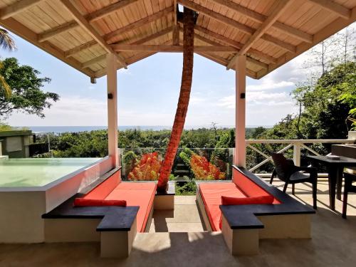 高尔Tabula Rasa Resort & Spa的从带游泳池的房屋甲板上欣赏美景