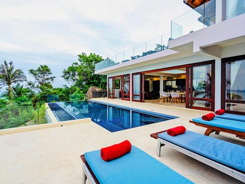 拉迈Sandalwood Luxury Villa Resort的一座带游泳池和房子的别墅