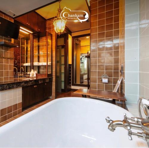清迈禅凯姆精品酒店的带浴缸和盥洗盆的大浴室