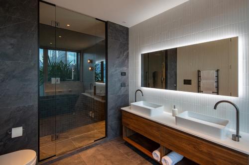 皇后镇阿马鲁酒店的一间带两个盥洗盆和大镜子的浴室