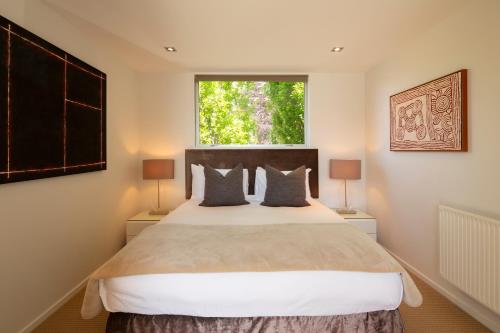 皇后镇阿马鲁酒店的一间卧室设有一张大床和一个窗户。