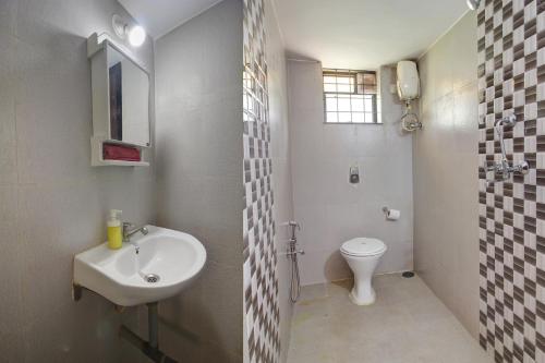 马普萨Genesis Abode - Cosy 2 BHK Bungalow in Assagao的一间带水槽和卫生间的浴室
