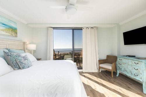 棕榈岛Shipwatch 418 - Luxury Oceanfront Penthouse in Isle of Palms的卧室设有白色的床和大窗户