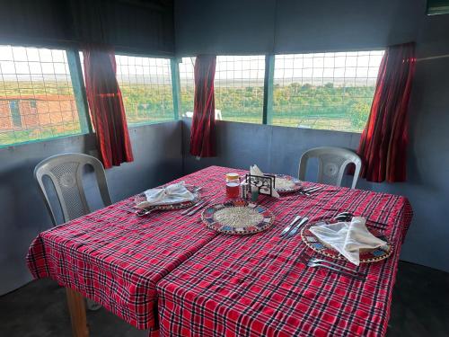 SekenaniLuluka Guest House的一张桌子上放着红色的格子布