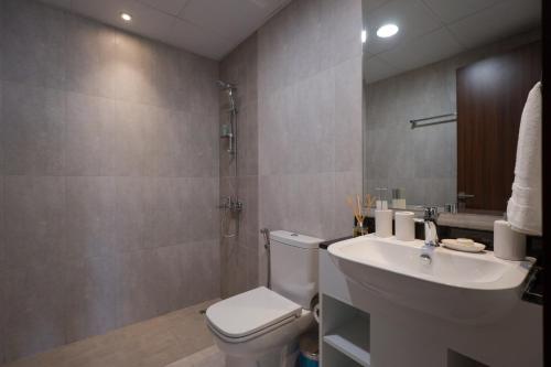 迪拜Fabulous 4br villa with Balcony的浴室配有白色卫生间和盥洗盆。