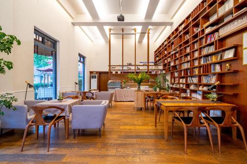重庆无隅酒店(重庆沙坪坝三峡广场店)的图书馆内带桌椅的餐厅
