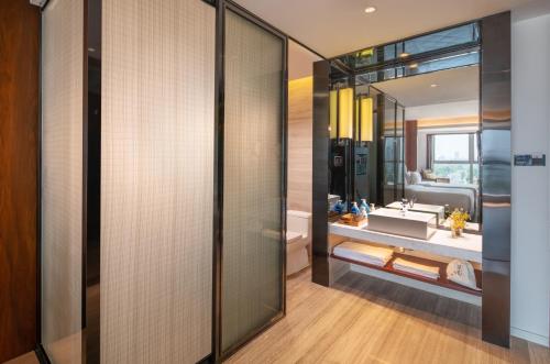 重庆寻光酒店(重庆两江幸福广场店)的一间带水槽和镜子的浴室