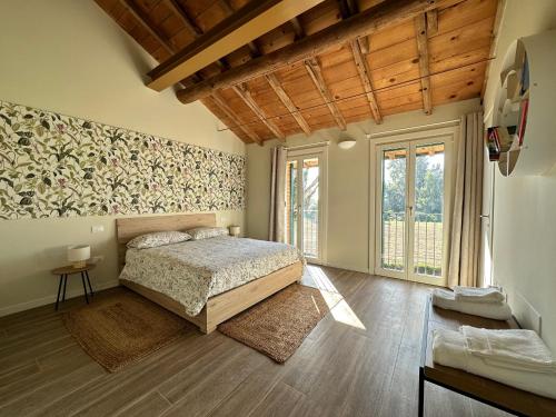 Canovetta Country House "Camelia" - nearby Cremona的一间卧室设有一张床和一个大窗户