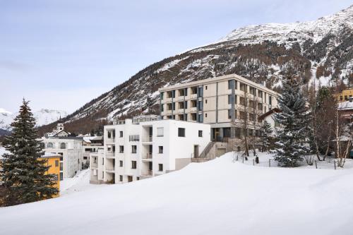 蓬特雷西纳Hotel Maistra 160的山前雪中建筑物