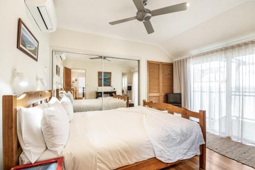 拜伦湾弗朗什海风公寓的卧室配有一张白色大床和镜子