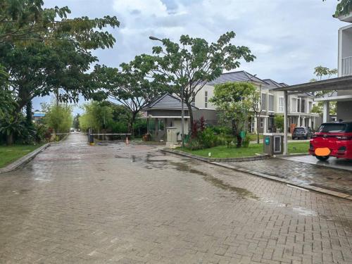 北干巴鲁Sweet City Villa near Mall Pekanbaru Sudirman的房屋前的一条被淹没的街道