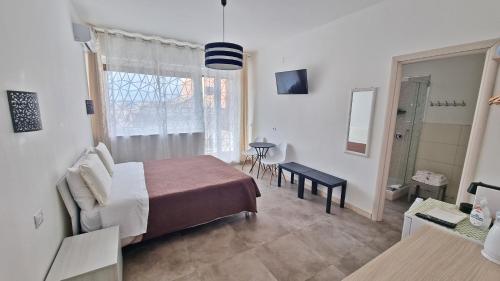锡拉库扎MERIDIAN B&B的卧室配有床、椅子和窗户。